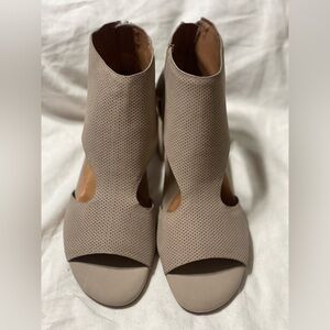 NWOB Gentle Souls Charlene Sandals Tan Leather Block Heels Shoes Size 9M